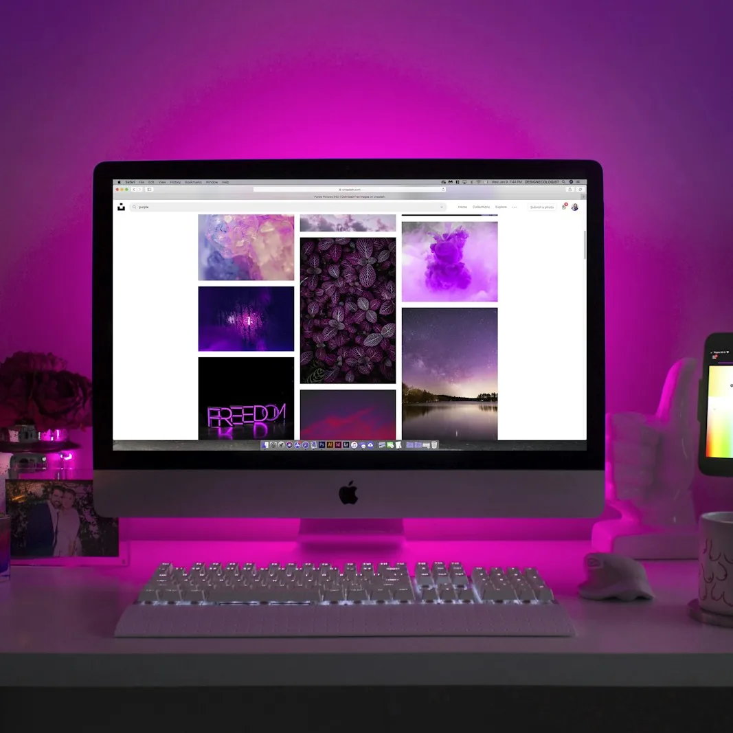 Innosoft desktop ilova yaratish — binafsha yoritilgan ish stolidagi kompyuterda zamonaviy dastur interfeysi