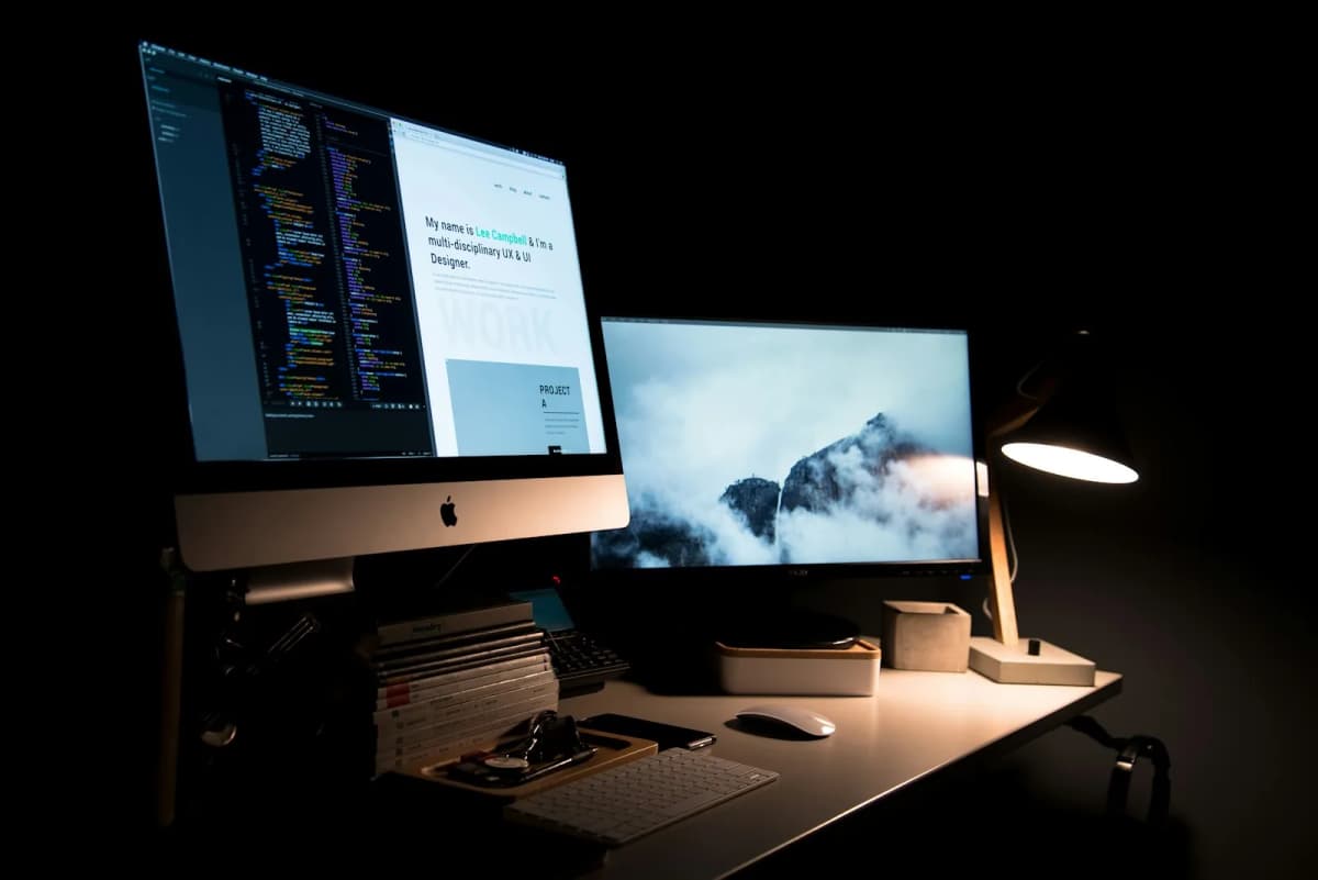 Innosoft — professional korporativ veb-sayt ishlab chiqish: zamonaviy UX/UI dizayni ekranda ochilgan qorong'i ish stoli