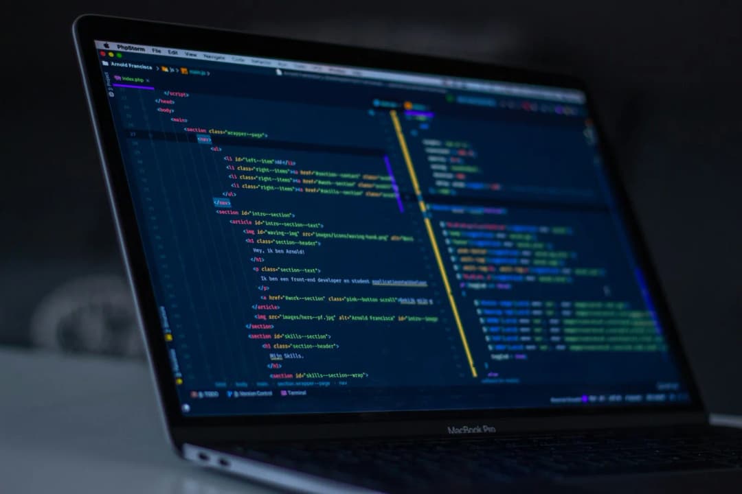 Standart korporativ veb-sayt ishlab chiqish — Innosoft: kod muharriri ochilgan noutbuk