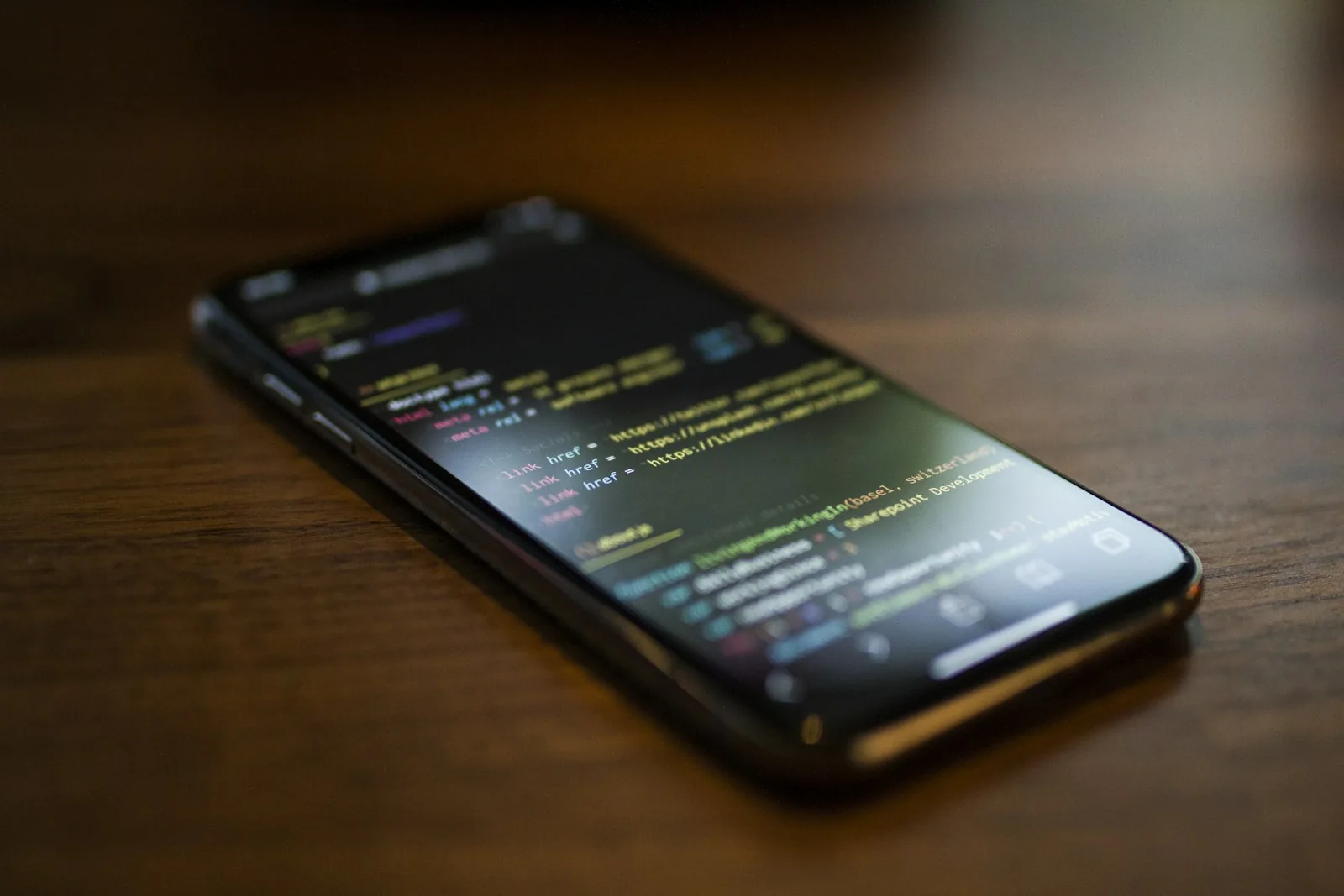 Kod ochilgan smartfon ekrani – iOS va Android uchun professional mobil ilova yaratish xizmati, Innosoft
